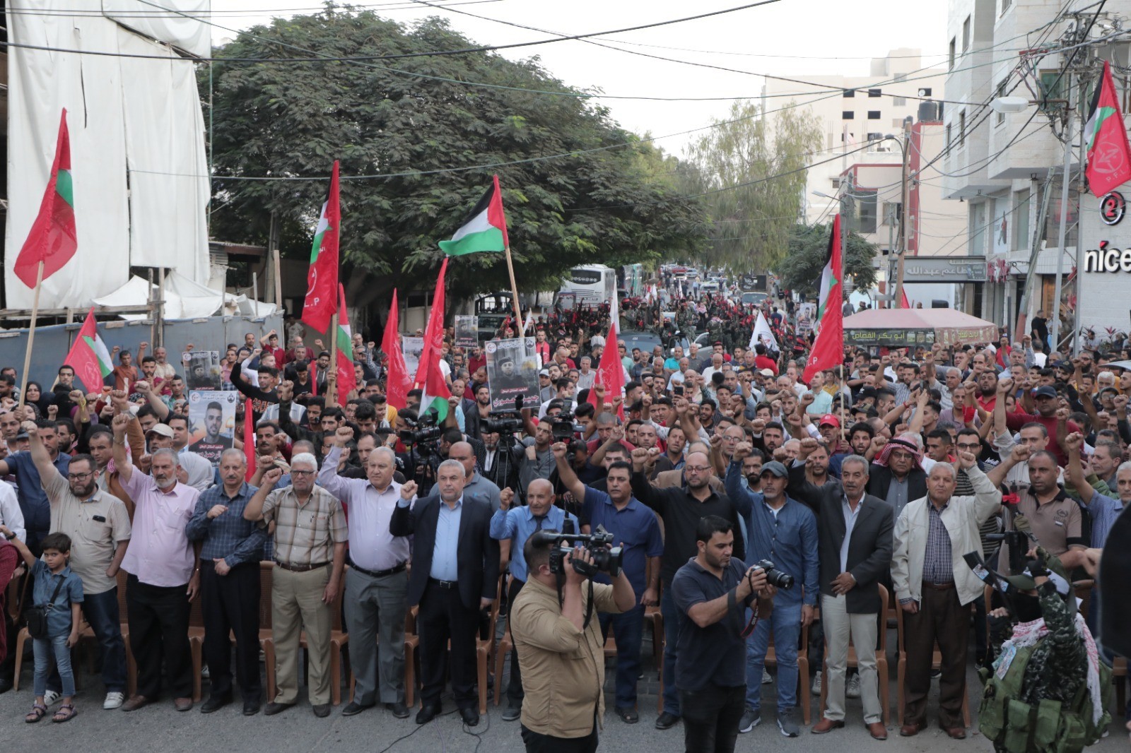 الشعبيّة في غزّة تنظّم جنازة عسكرية ومسيرة غضب وفاءً لرفيقها المقاتل تامر الكيلاني 43.jpeg