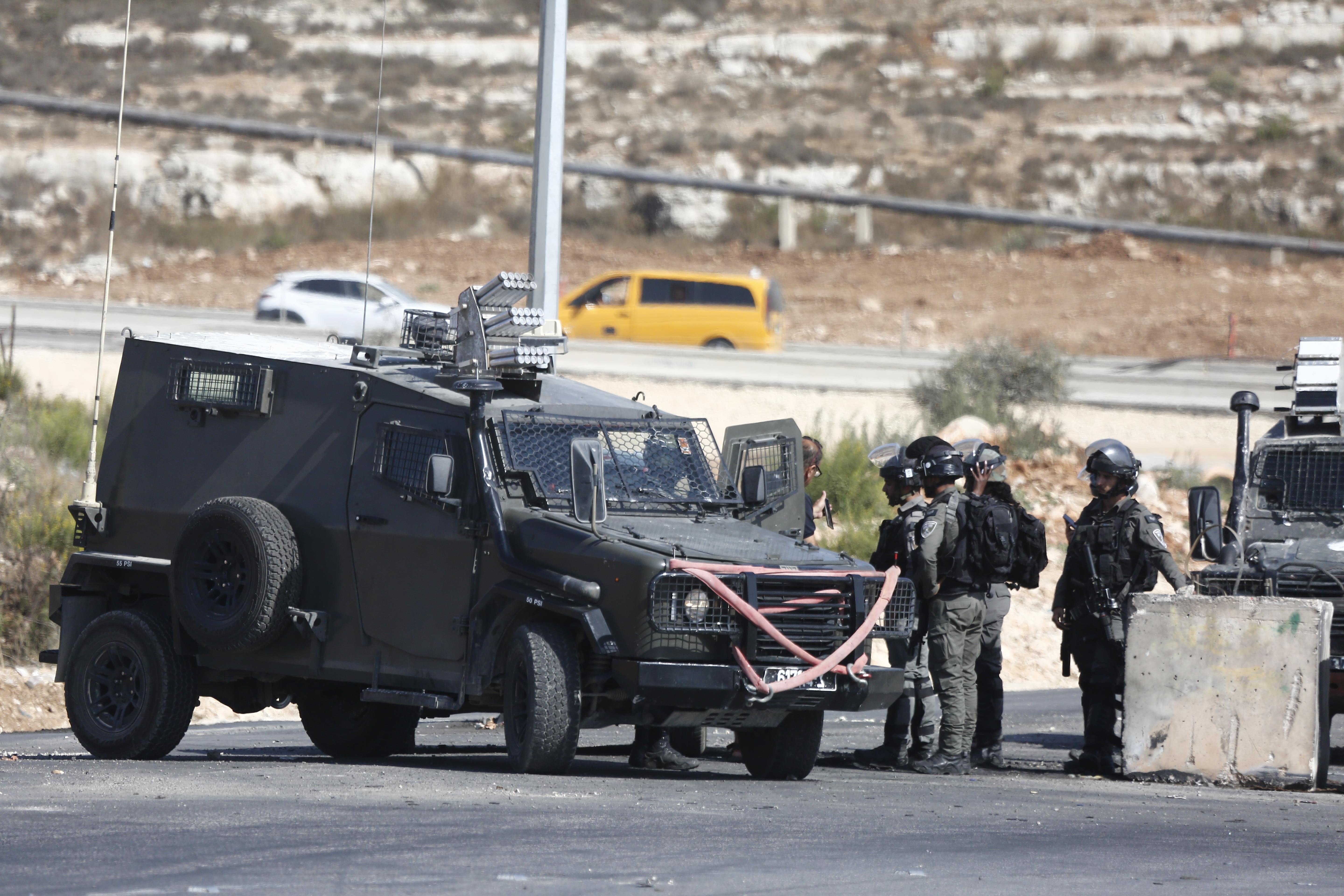 قوات الاحتلال تحتجز مركبة لمواطن فلسطيني، وتعيق حركة المرور على المدخل الشمالي لمدينة البيرة . تصوير - محمد أبو زيد 3(1).jpg