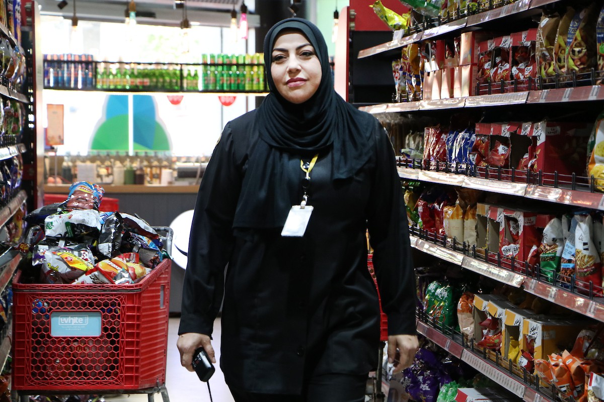 ريم سكر أول سيدة تعمل في مهنة الأمن بقطاع غزة 2.jpg