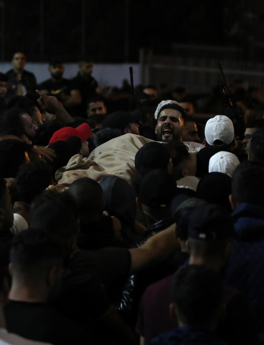 فلسطينيون يحملون الشهداء على أكتافهم خارج المستشفى في مدينة نابلس 3.jpg
