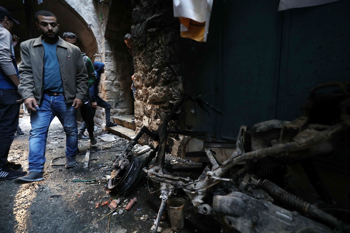 فلسطينيون يتفقدون آثار الدمار الذي لحق بمنزل قصفته قوات الاحتلال في حارة الياسمينة بالبلدة القديمة لمدينة نابلس 6.jpg