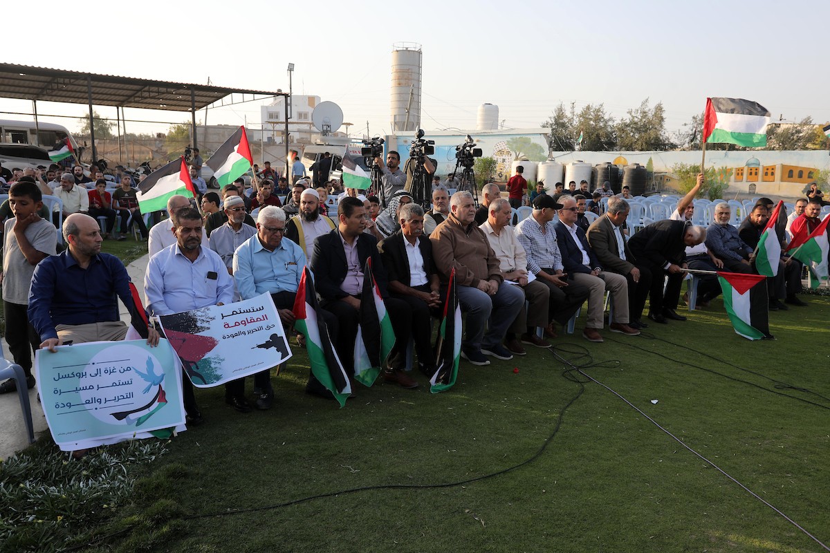 فلسطينيون يشاركون في وقفة بالقرب من الحدود شرق مدينة غزة دعما وإسناد للقدس والضفة الغربية.jpg