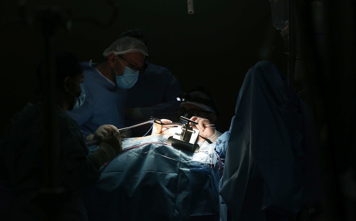 وفد طبي مصري يجرى عملية جراحية لمريض فلسطيني في المستشفى الأوروبي في خان يونس جنوب قطاع غزة 4.jpg