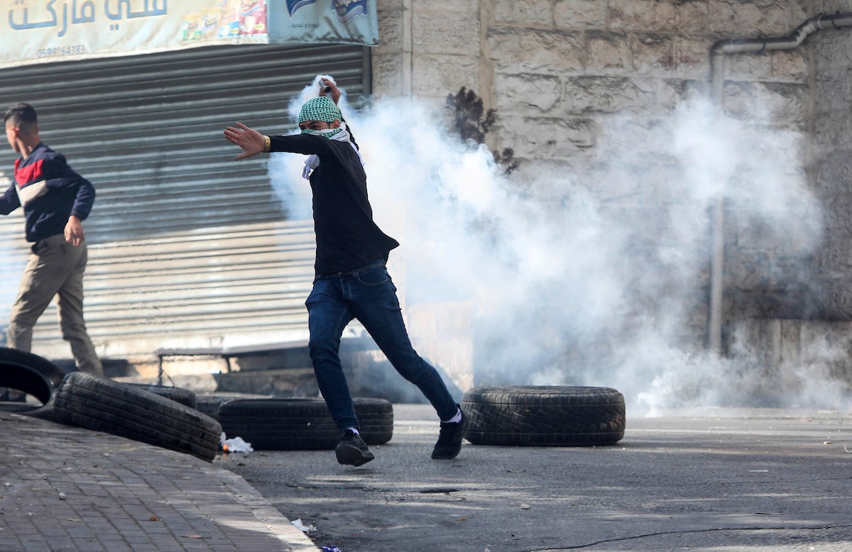 مواجهات بين المتظاهرين الفلسطينيين وقوات الاحتلال الإسرائيلي في البلدة القديمة بالخليل 65.jpg