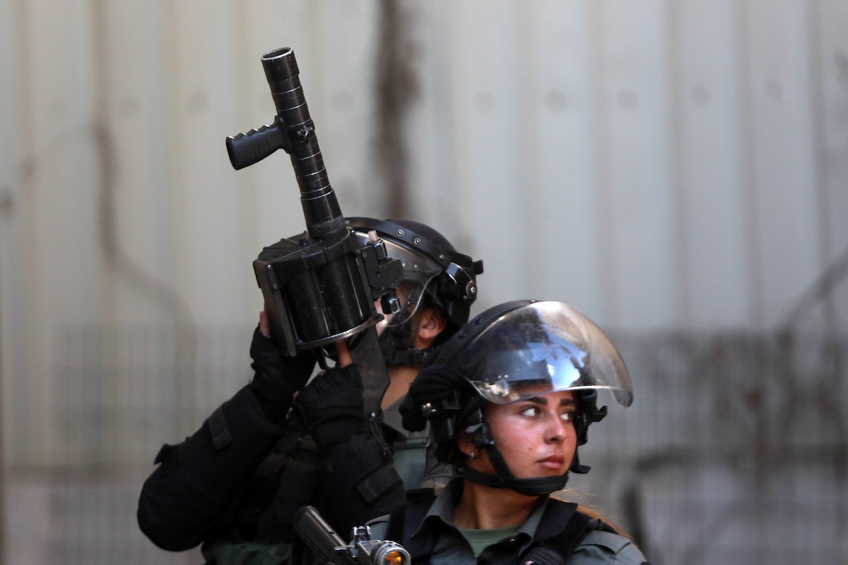 مواجهات بين المتظاهرين الفلسطينيين وقوات الاحتلال الإسرائيلي في البلدة القديمة بالخليل 23.jpg