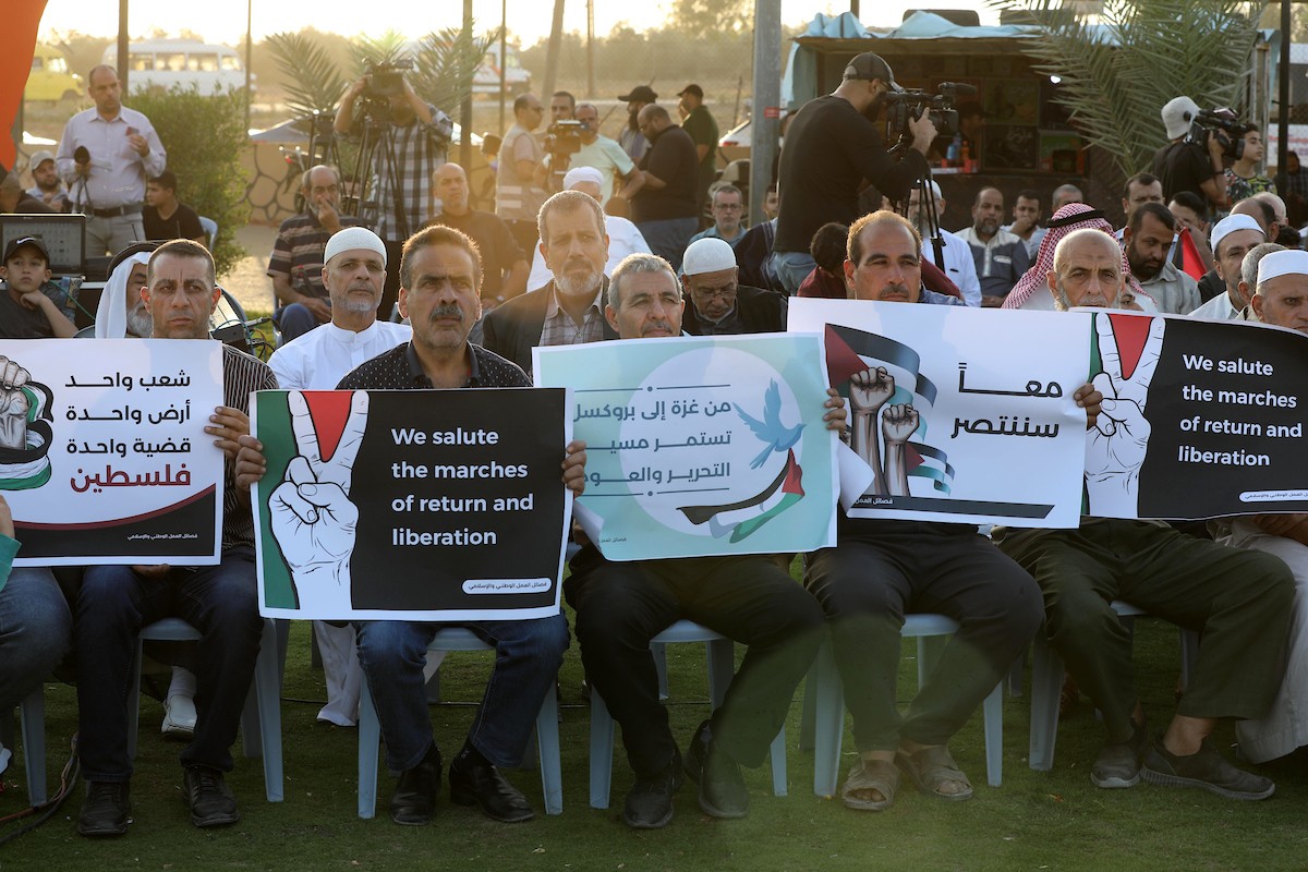 فلسطينيون يشاركون في وقفة بالقرب من الحدود شرق مدينة غزة دعما وإسناد للقدس والضفة الغربية 11.jpg