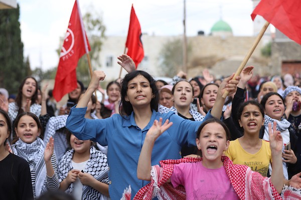 فلسطينيون يشيعون جثمان الشهيد مهدي لدادو الذي استشهد أمس، في مدينة رام الله بالضفة الغربية 11.JPG