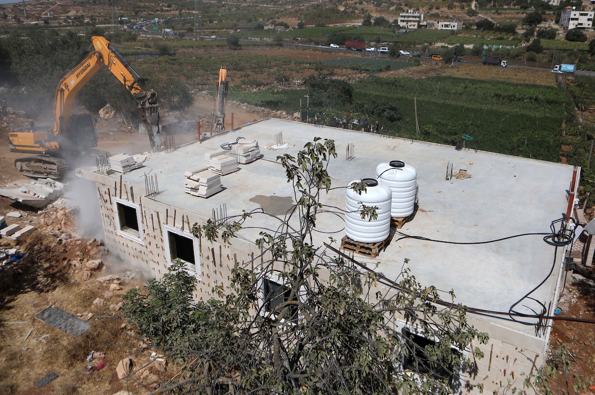 القوات الإسرائيلية تهدم مبان في مسافر يطا جنوب مدينة الخليل بالضفة الغربية. 8.jpg