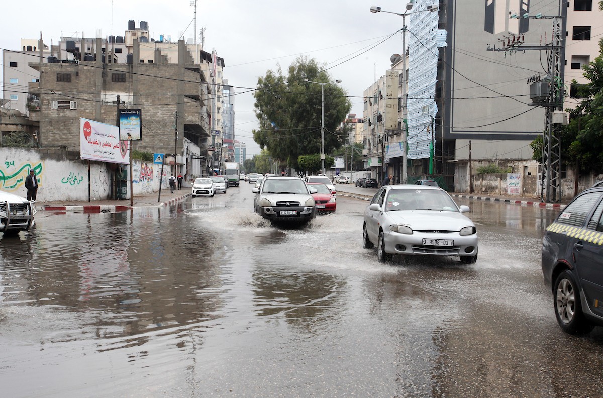 عمال البلدية تقوم بإزالة مياة الأمطار، في مدينة غزة 54.jpg