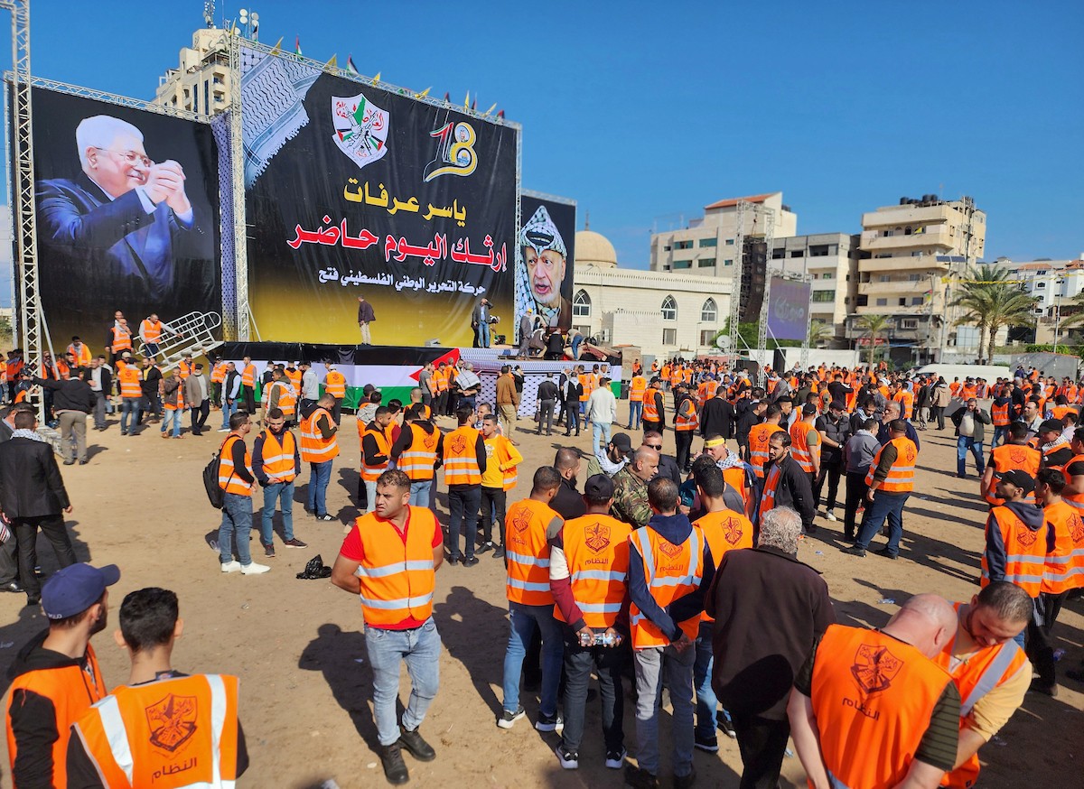 أنصار حركة فتح يتفقدون استعدادات مهرجان إحياء الذكرى الـ 18 لاستشهاد الرئيس الفلسطيني الراحل ياسر عرفات في غزة.jpg
