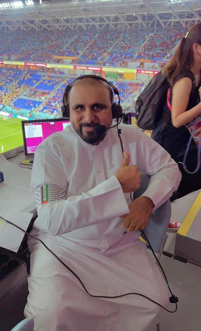 المعلق الرياضي خليل البلوشي يرتدي شارة علم فلسطين في مونديال قطر.jpg