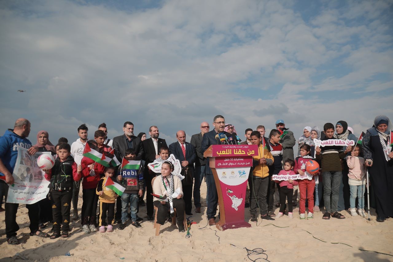 تدشن منحوتة رملية لأطفال غزة الجرحى على شاطئ البحر 1.jpeg
