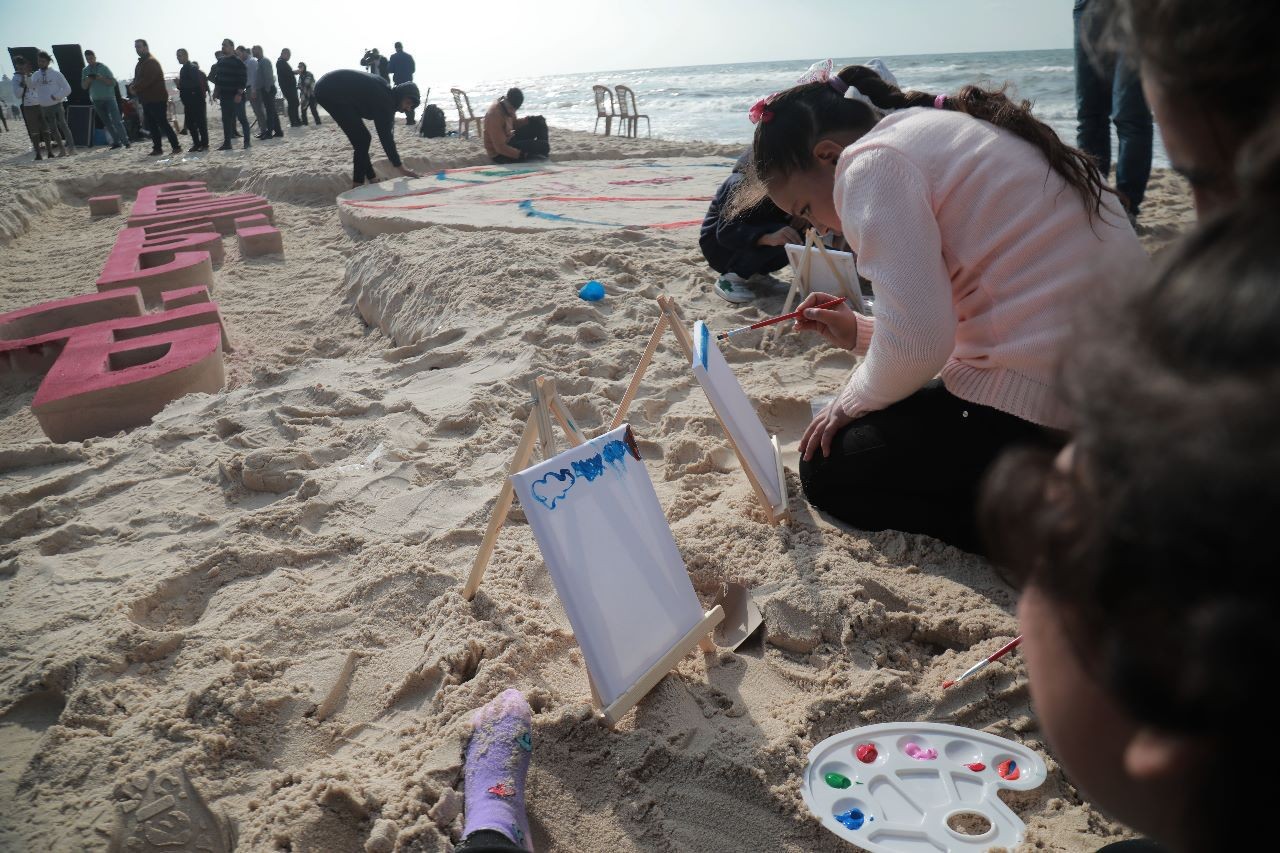 تدشن منحوتة رملية لأطفال غزة الجرحى على شاطئ البحر 4.jpeg