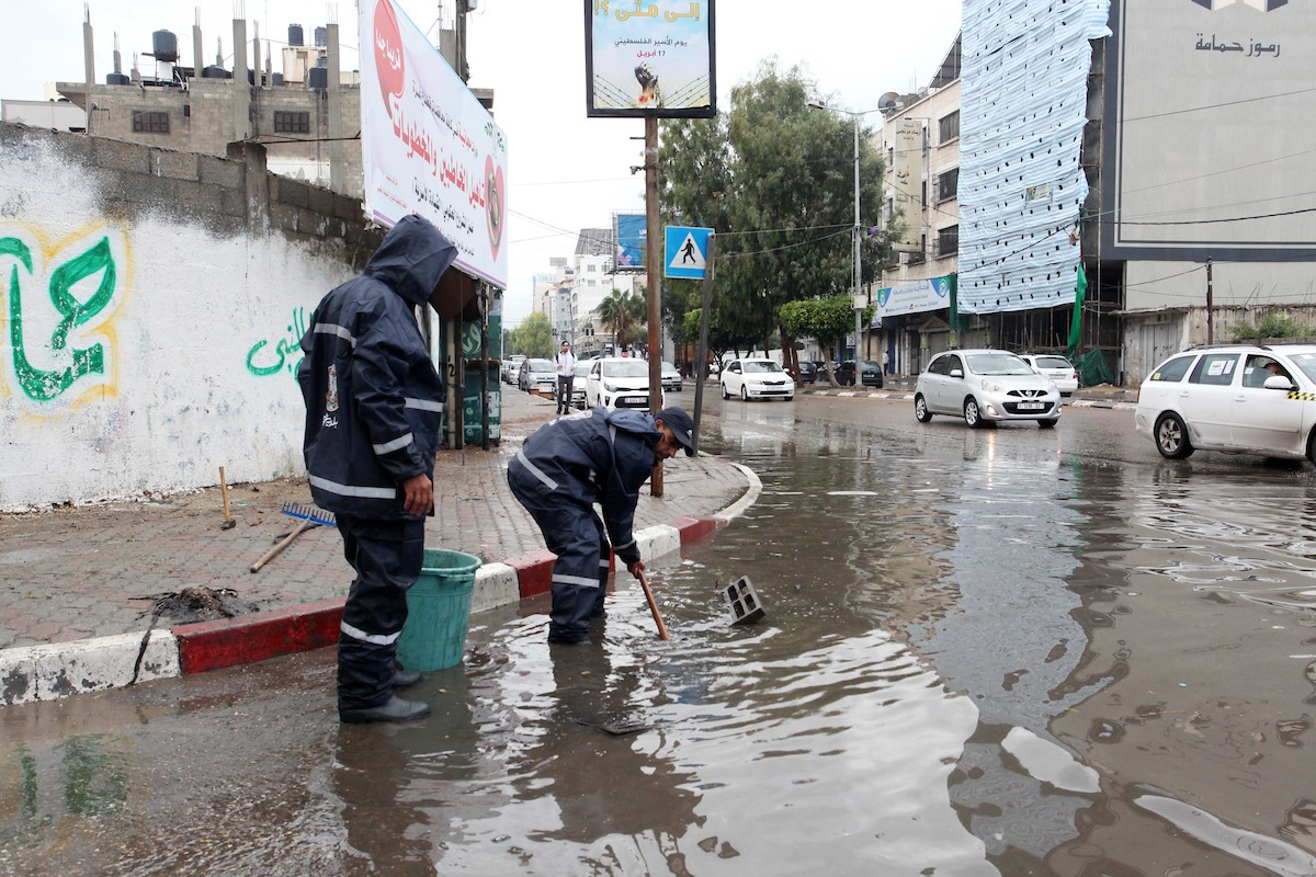 عمال البلدية تقوم بإزالة مياة الأمطار، في مدينة غزة 3.jpg