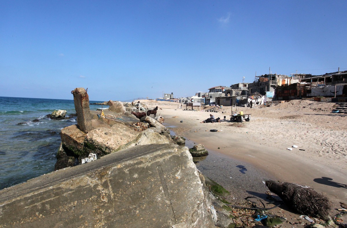 ظاهرة التآكل البحري تهدد حياة المواطنين في غزة 15.jpg