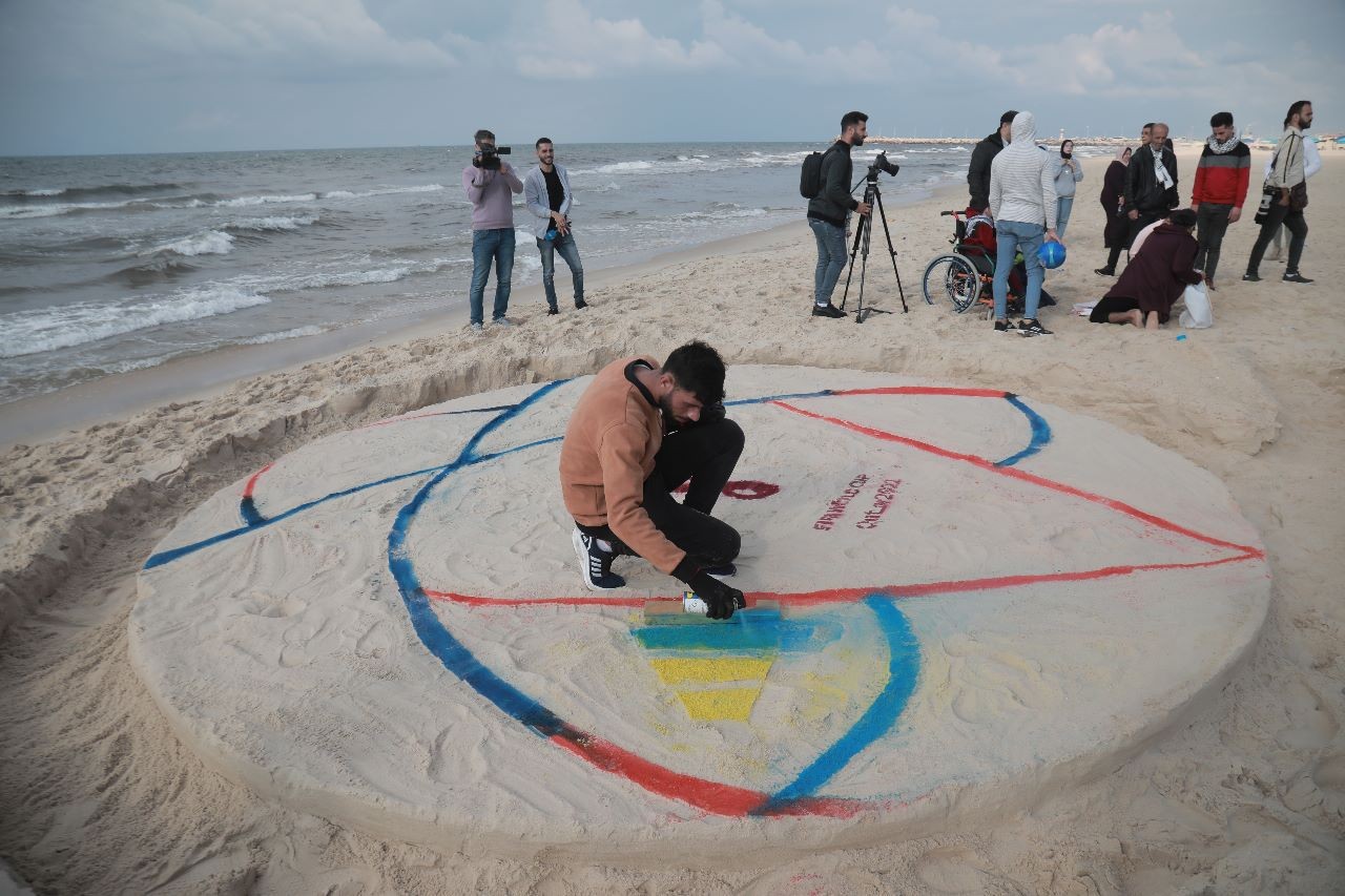 تدشن منحوتة رملية لأطفال غزة الجرحى على شاطئ البحر 55.jpeg
