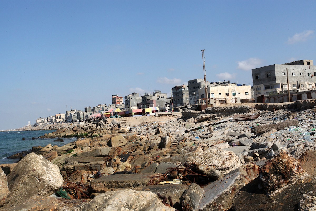 ظاهرة التآكل البحري تهدد حياة المواطنين في غزة 0.jpg