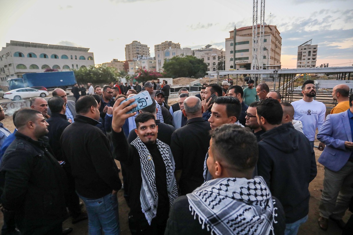 أنصار حركة فتح يتفقدون استعدادات مهرجان إحياء الذكرى الـ 18 لاستشهاد الرئيس الفلسطيني الراحل ياسر عرفات في غزة 55.jpg