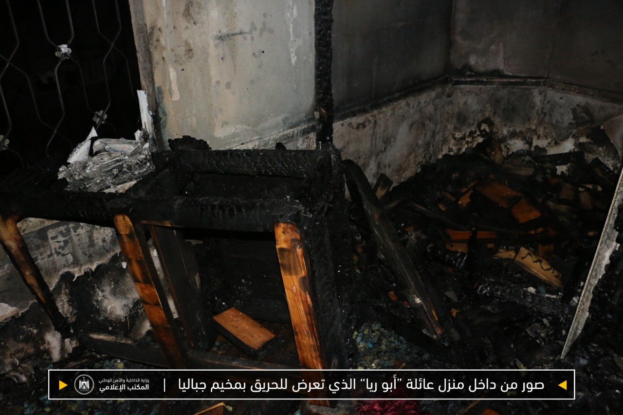 صور من داخل منزل عائلة أبو ريا الذي تعرض للحريق مساء الخميس الماضي بمعسكر جباليا شمال قطاع غزة 75.jpg