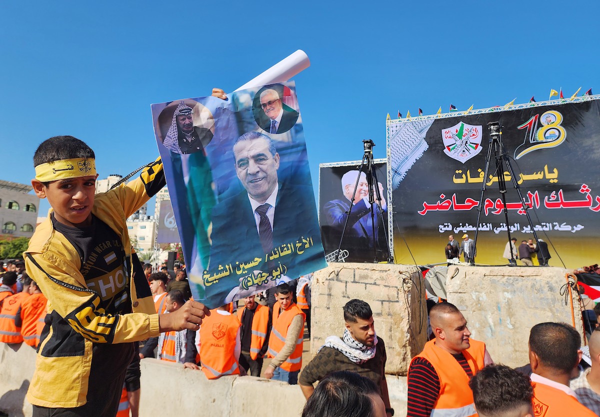 أنصار حركة فتح يتفقدون استعدادات مهرجان إحياء الذكرى الـ 18 لاستشهاد الرئيس الفلسطيني الراحل ياسر عرفات في غزة 55.jpg