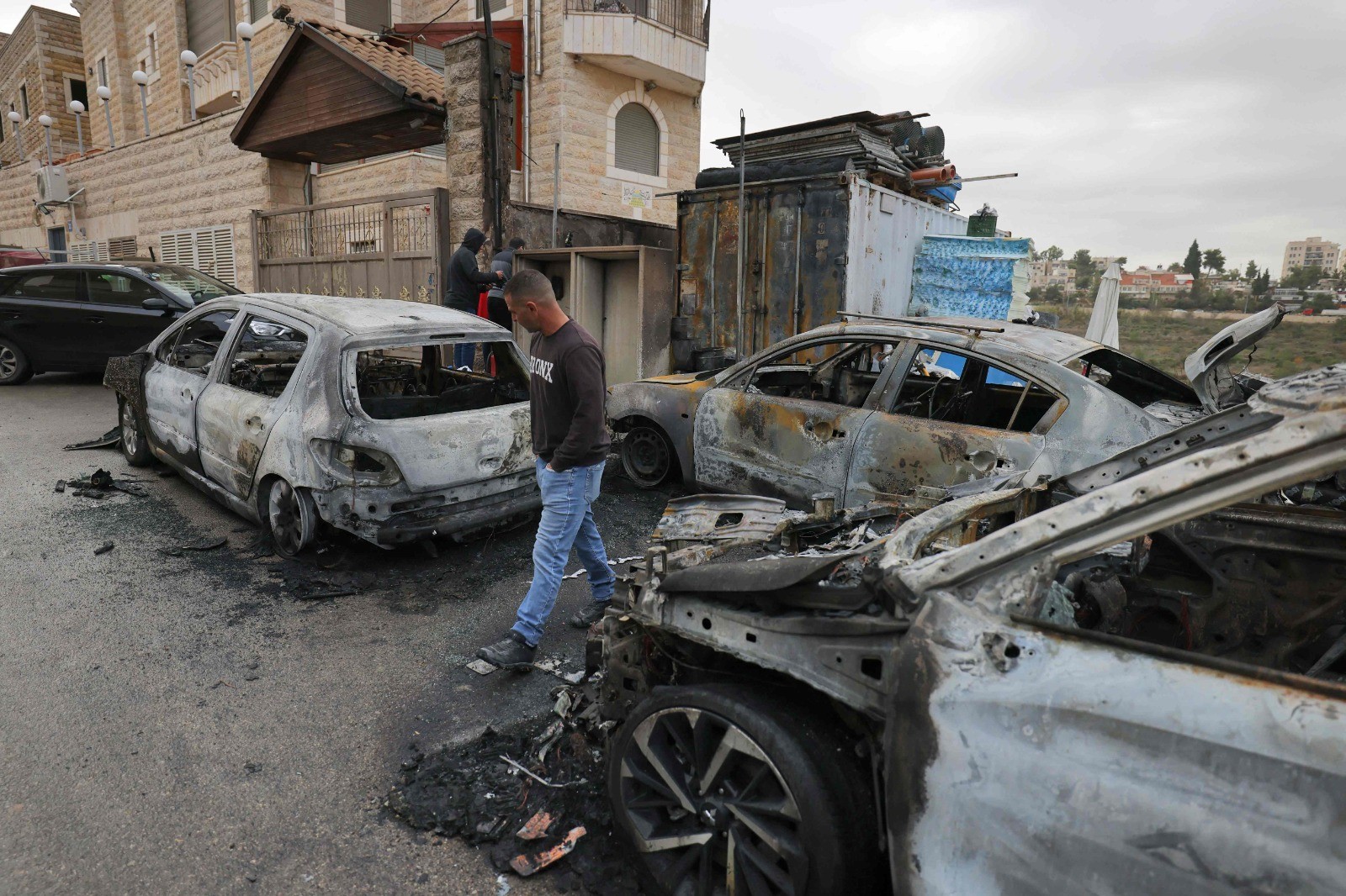 مستوطنون يحرقون مركبات في القدس .. تصوير (الفرنسية) 4.jpg