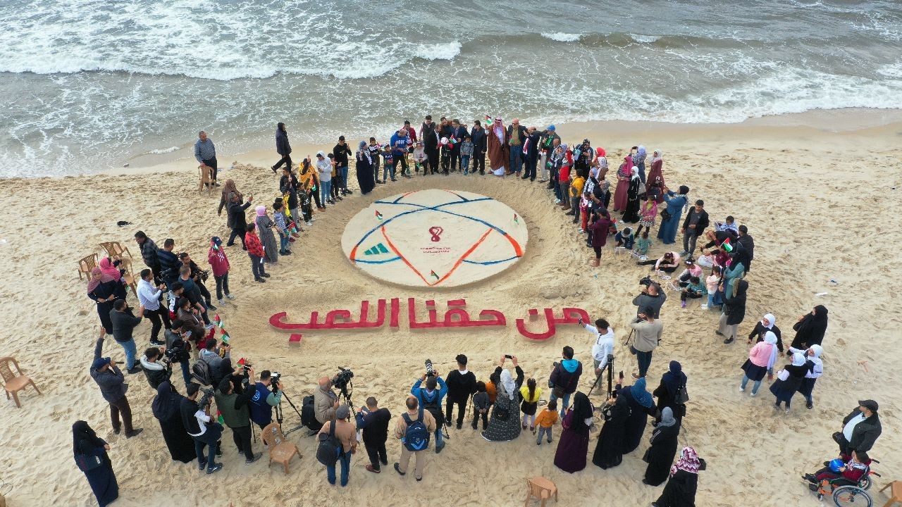 تدشن منحوتة رملية لأطفال غزة الجرحى على شاطئ البحر  12.jpeg