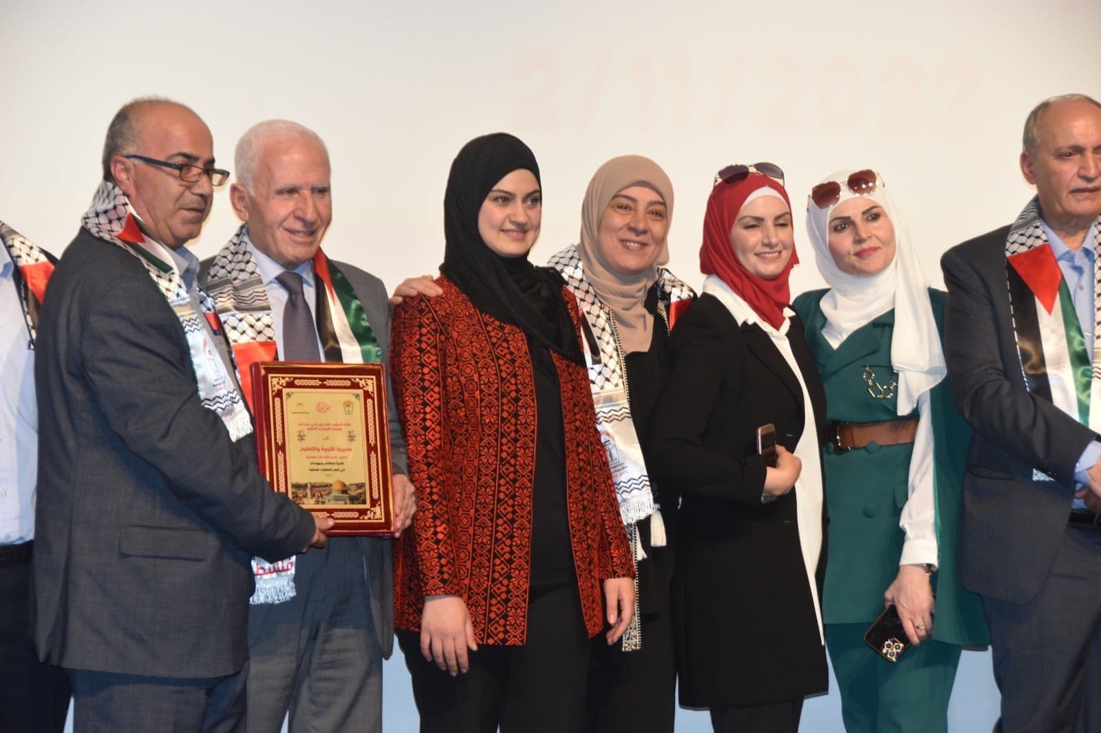 شؤون اللاجئين بالمنظمة والتربية والتعليم تنظمان حفل توزيع جوائز مسابقة امل يتجدد لتعريف طلبة فلسطين بوعد بلفور 78.jpg