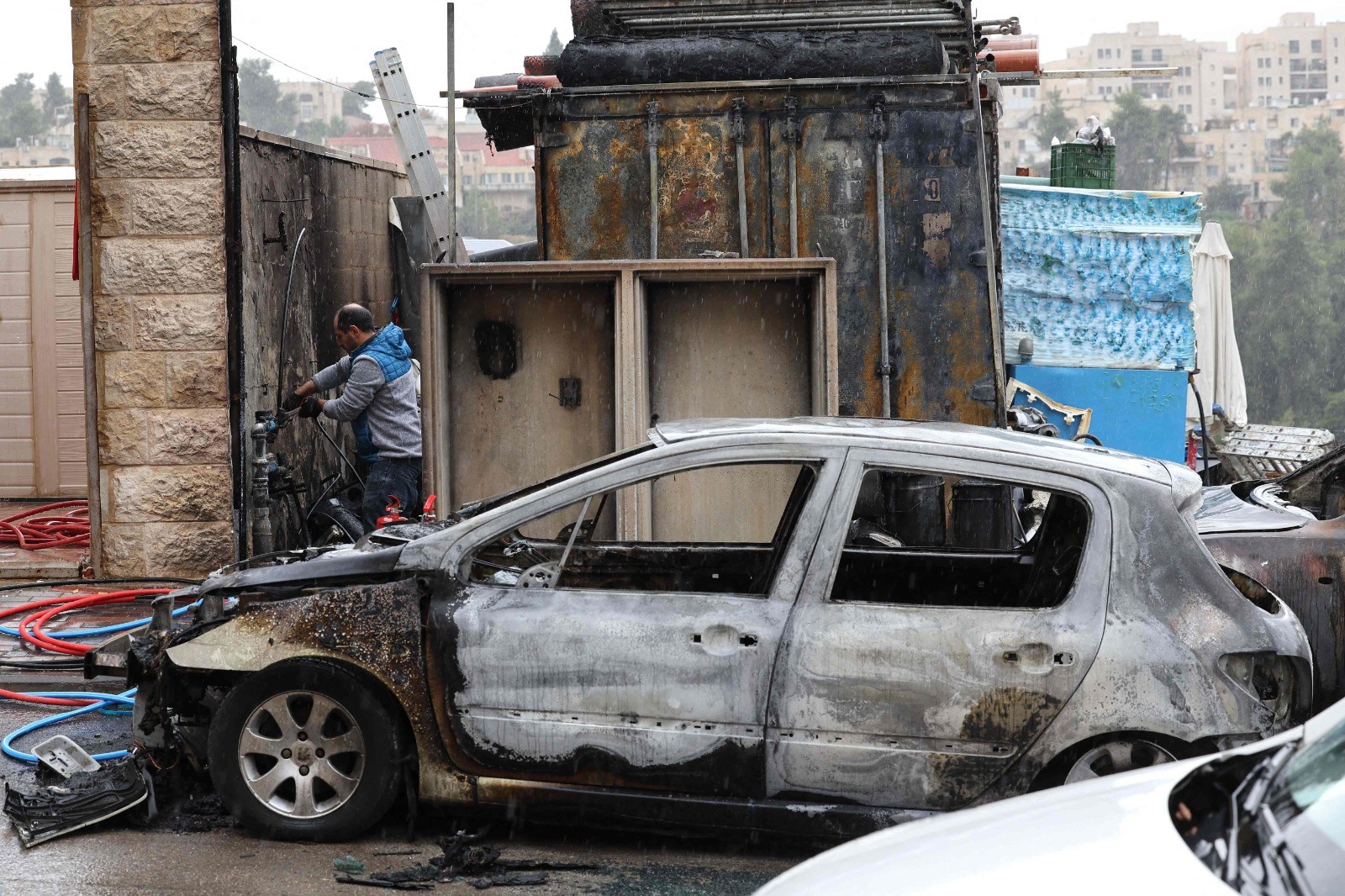 مستوطنون يحرقون مركبات في القدس .. تصوير (الفرنسية) 5.jpg