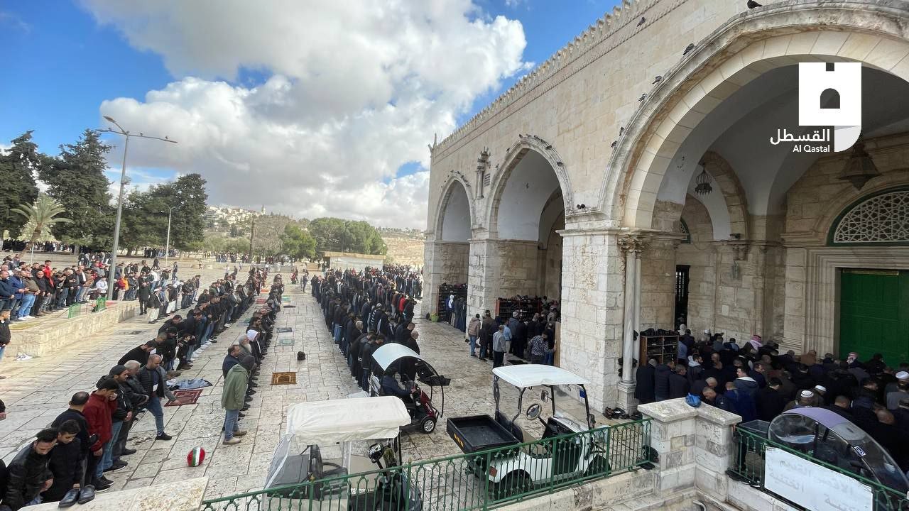 أعداد كبيرة من المصلين أدوا صلاة الجمعة في المسجد الأقصى 75.jpg