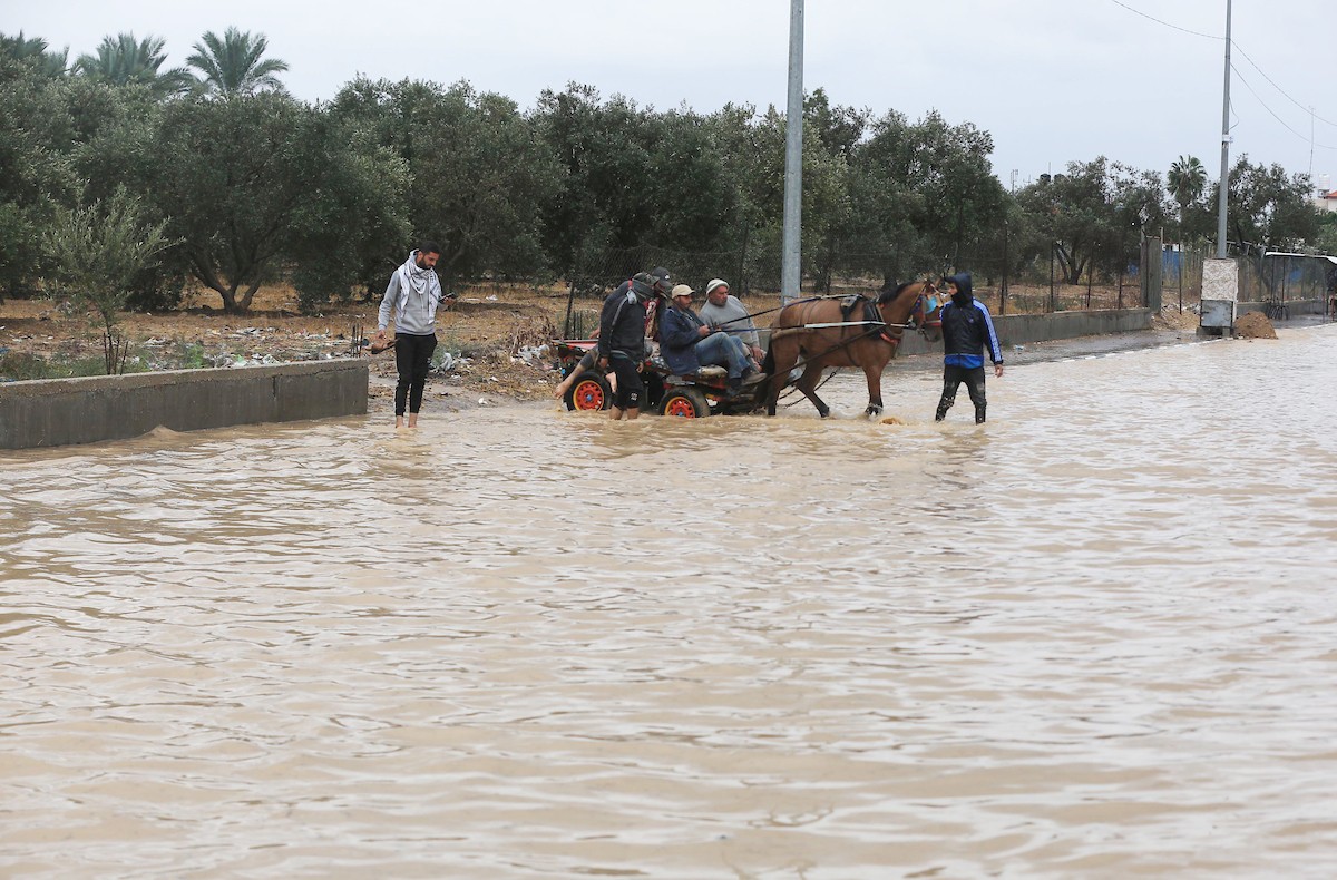 إغلاق الطرق نتيجة تساقط الأمطار في مدينة غزة 4444.jpg