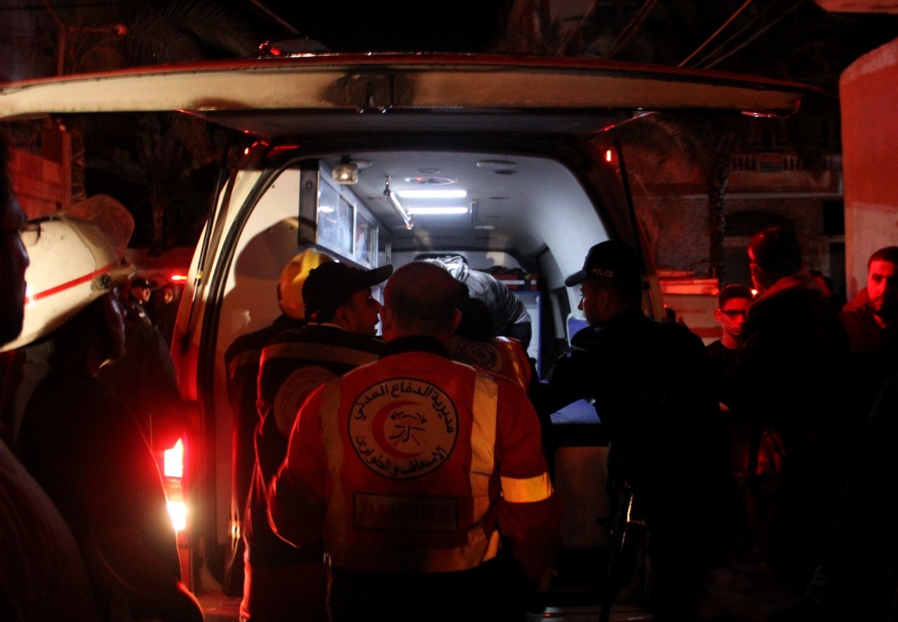 صور من تعامل قوات الدفاع المدني والشرطة مع الحريق الكبير الذي اندلع في بناية سكنية بمخيم جباليا شمالي قطاع غزة مساء اليوم، وأدى لوفاة 21 مواطناً. 6.jpg