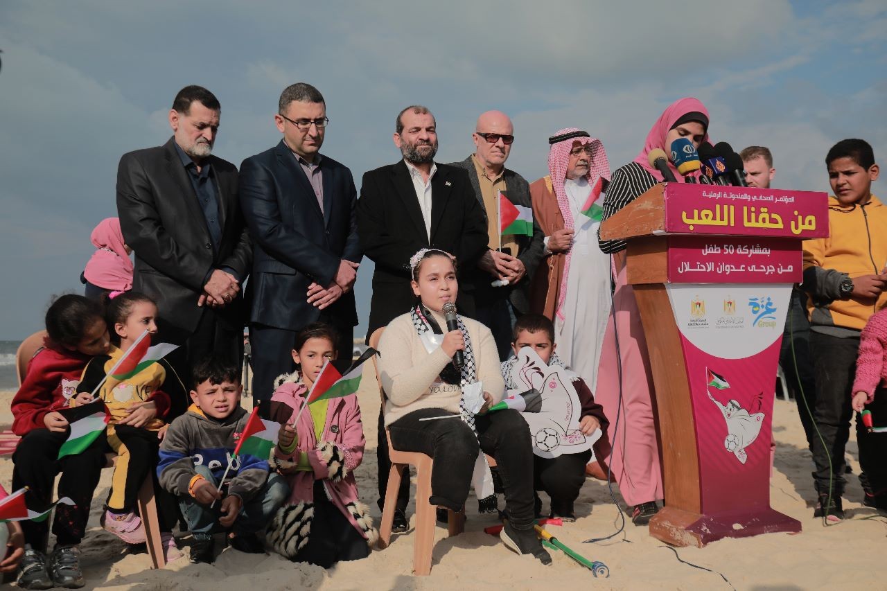 تدشن منحوتة رملية لأطفال غزة الجرحى على شاطئ البحر 6.jpeg