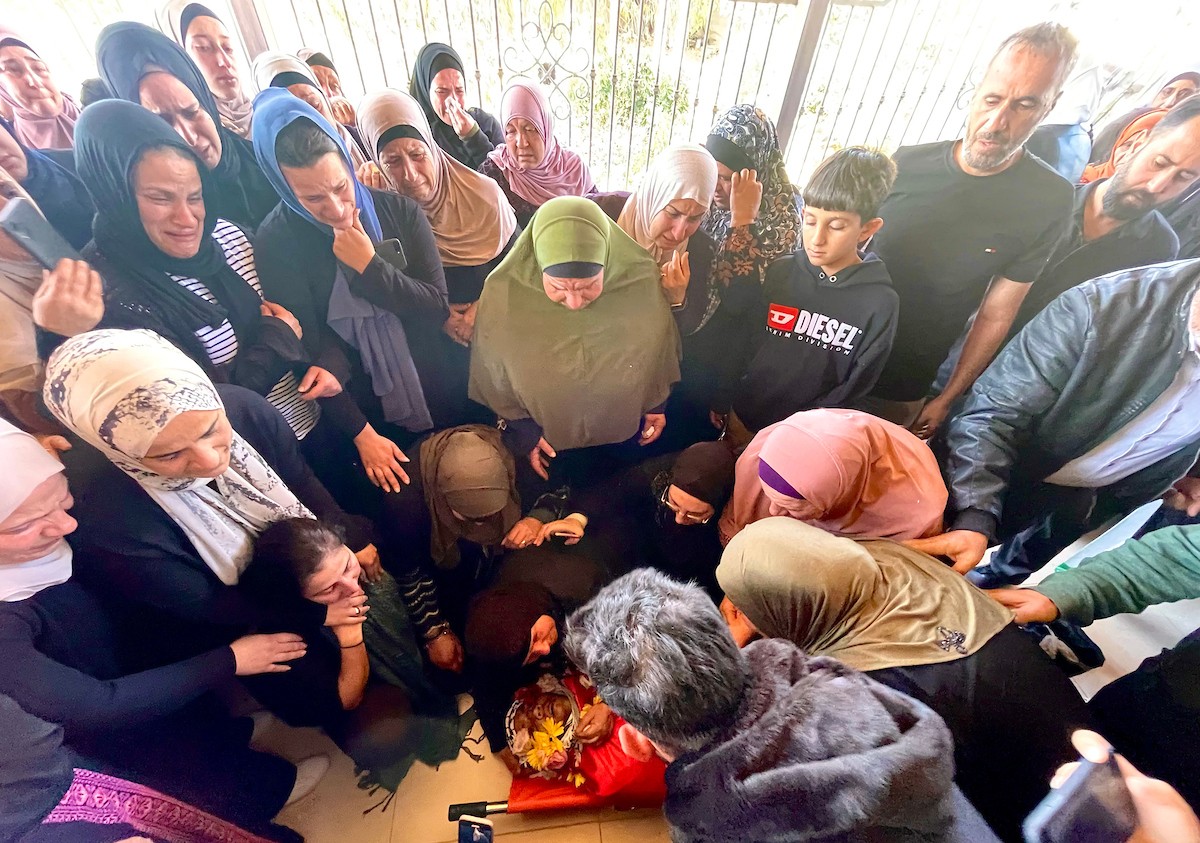 فلسطينيون يشيعون جثمان الشهيد مصعب نفل في المزرعة الشرقية قرب رام الله 2.jpg