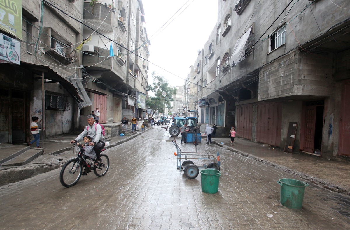 معاناة المواطنون الفلسطينيون في مخيم الشاطيء، بالتزامن مع المنخفض الأول على قطاع غزة 2.jpg