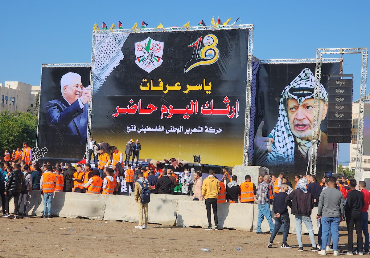 أنصار حركة فتح يتفقدون استعدادات مهرجان إحياء الذكرى الـ 18 لاستشهاد الرئيس الفلسطيني الراحل ياسر عرفات في غزة 6.jpg