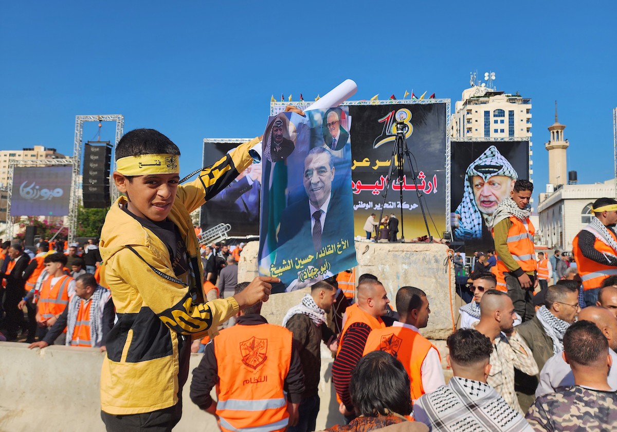 أنصار حركة فتح يتفقدون استعدادات مهرجان إحياء الذكرى الـ 18 لاستشهاد الرئيس الفلسطيني الراحل ياسر عرفات في غزة 39.jpg