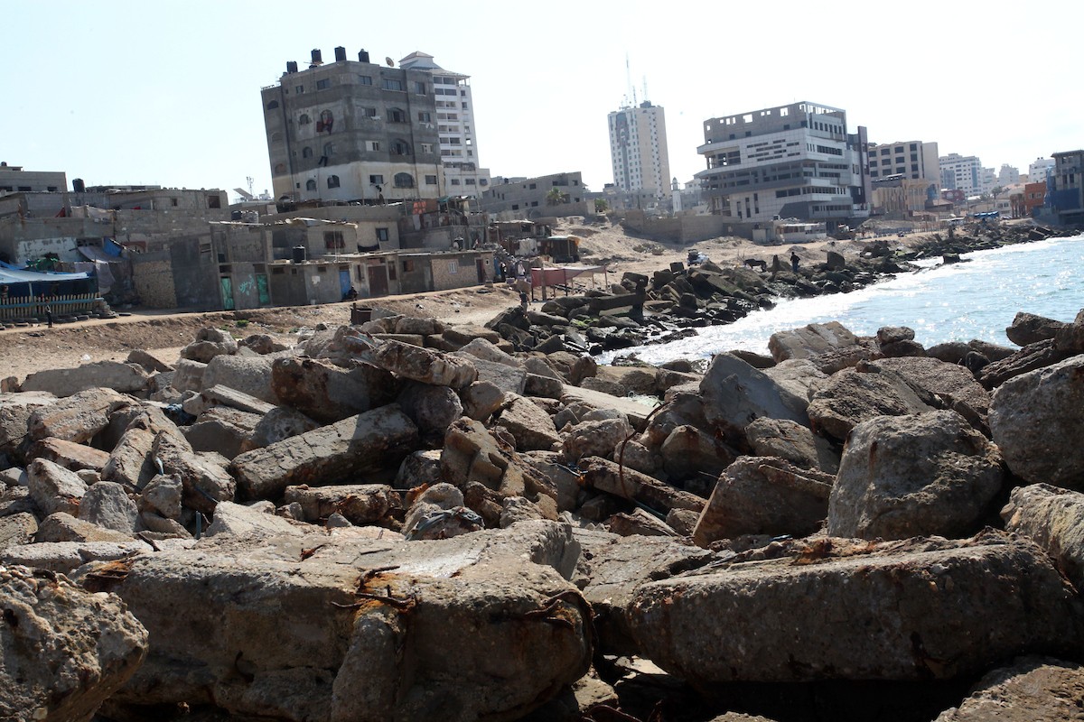 ظاهرة التآكل البحري تهدد حياة المواطنين في غزة 8.jpg