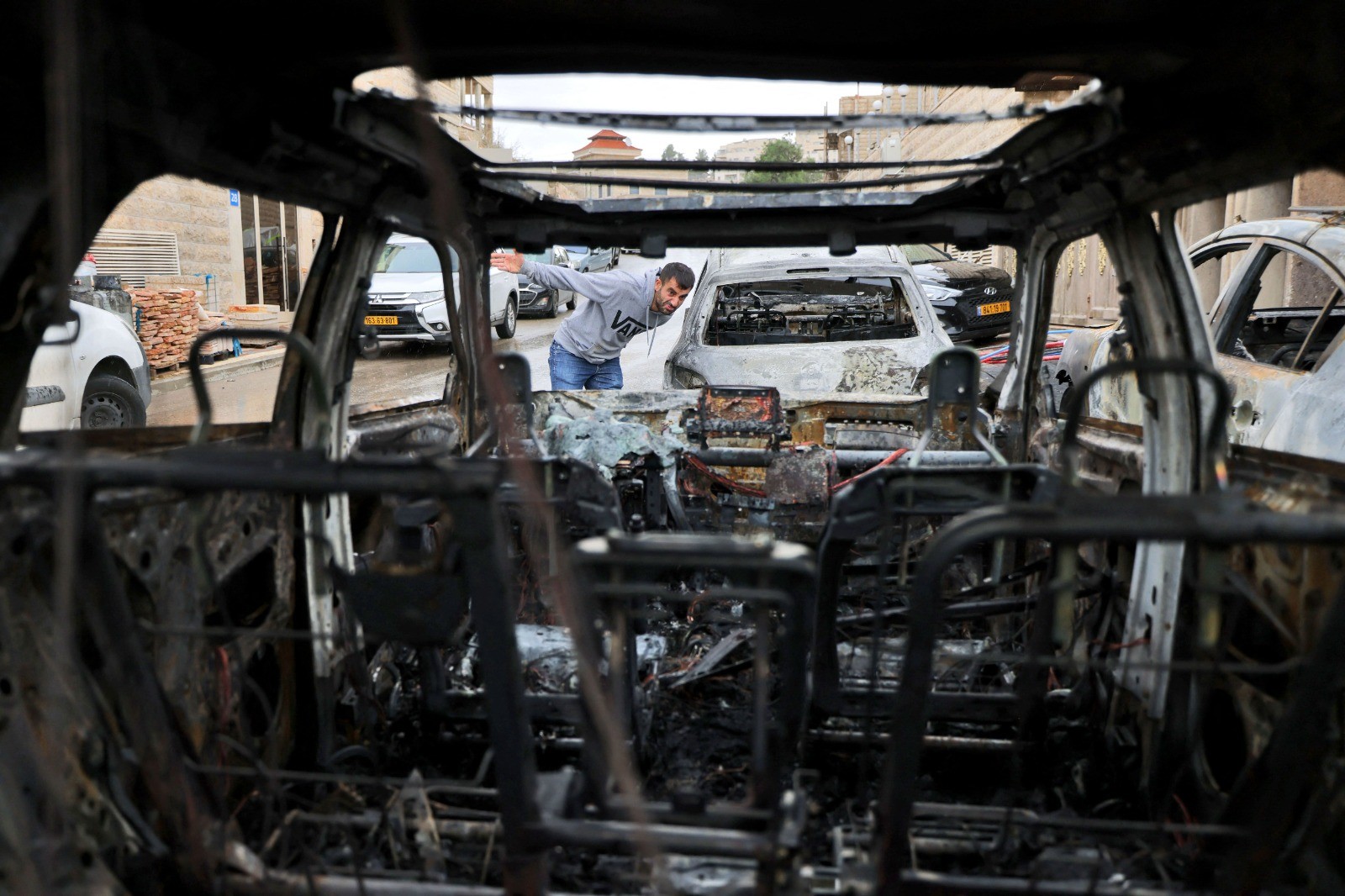 مستوطنون يحرقون مركبات في القدس .. تصوير (الفرنسية).jpg