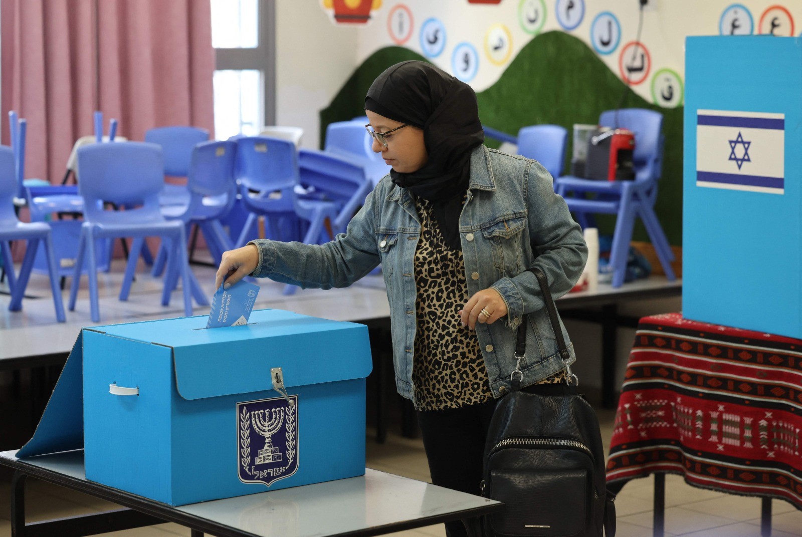 من مشاركة فلسطينيي الداخل في انتخابات الكنيست الإسرائيلي .. تصوير (الفرنسية) 1.jpg