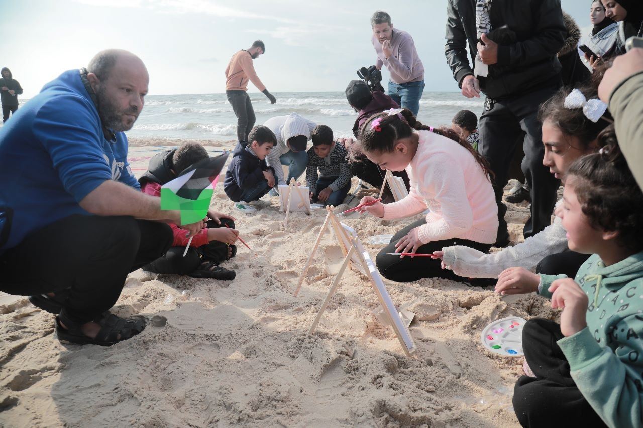تدشن منحوتة رملية لأطفال غزة الجرحى على شاطئ البحر 54.jpeg