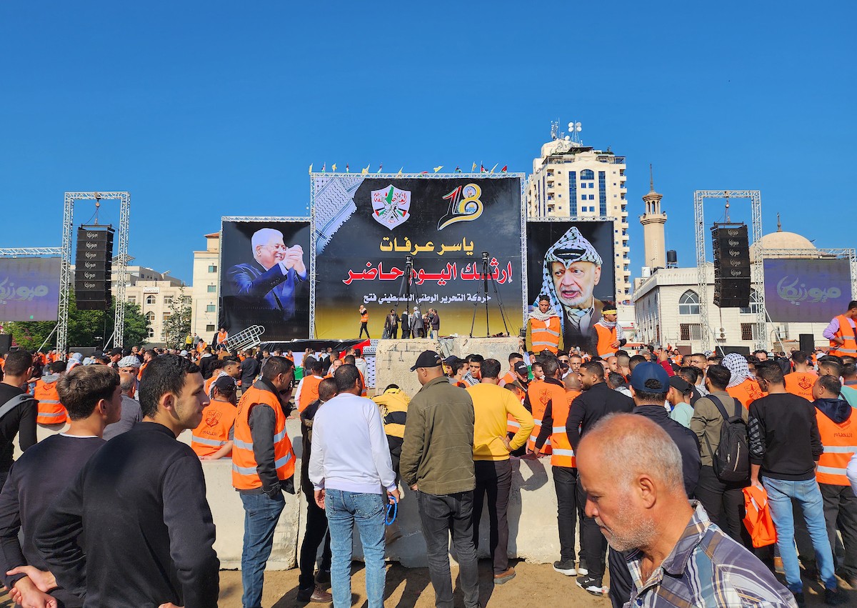 أنصار حركة فتح يتفقدون استعدادات مهرجان إحياء الذكرى الـ 18 لاستشهاد الرئيس الفلسطيني الراحل ياسر عرفات في غزة 34.jpg