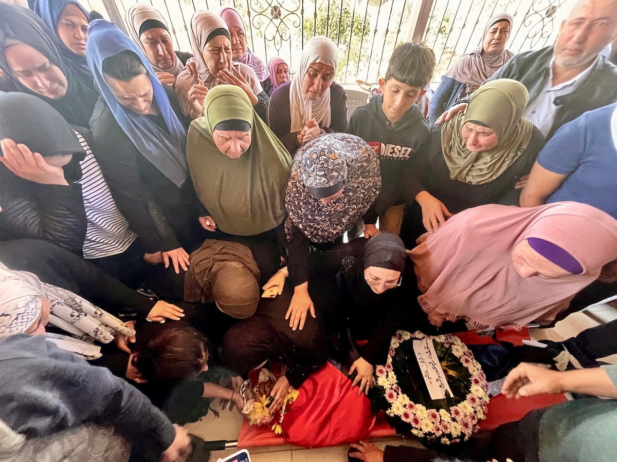 فلسطينيون يشيعون جثمان الشهيد مصعب نفل في المزرعة الشرقية قرب رام الله.jpg