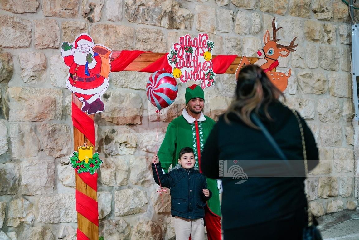 إضاءة شجرة الميلاد و بازار العيد داخل البلدة القديمة في مدينة القدس.. تصوير - وفا 12.jpg