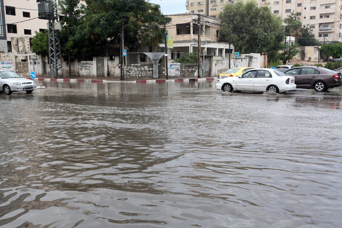 عمال البلدية تقوم بإزالة مياة الأمطار، في مدينة غزة 43.jpg