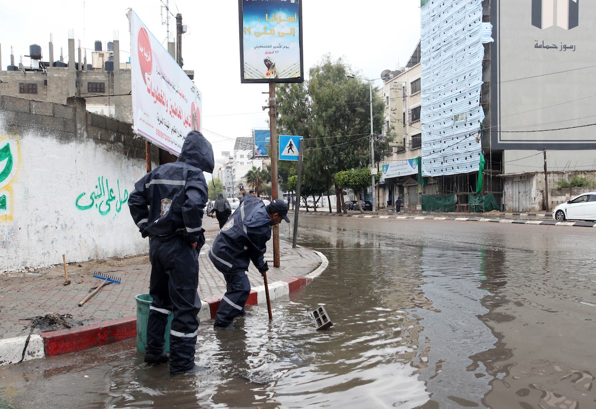 عمال البلدية تقوم بإزالة مياة الأمطار، في مدينة غزة 4.jpg