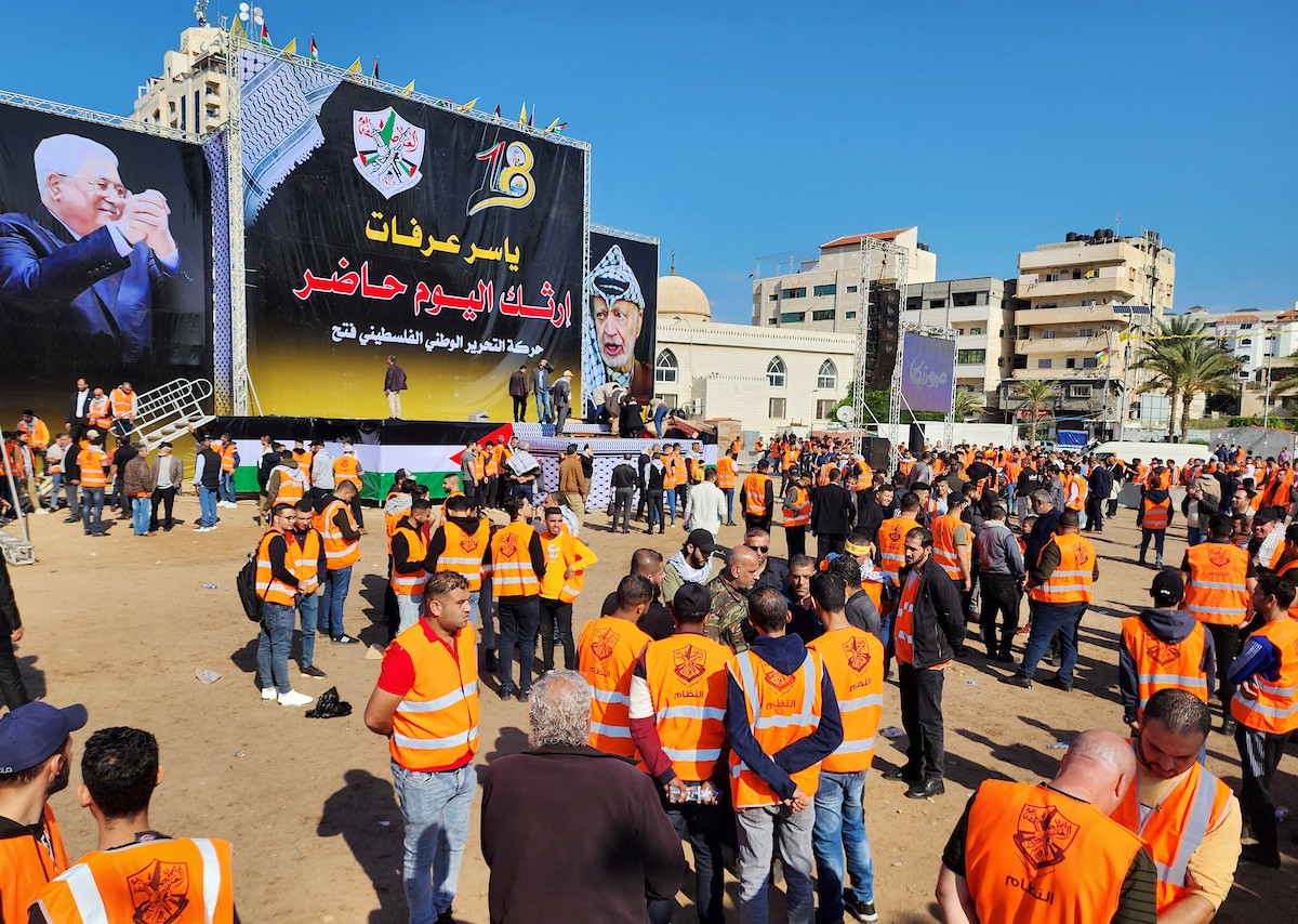 أنصار حركة فتح يتفقدون استعدادات مهرجان إحياء الذكرى الـ 18 لاستشهاد الرئيس الفلسطيني الراحل ياسر عرفات في غزة 7.jpg