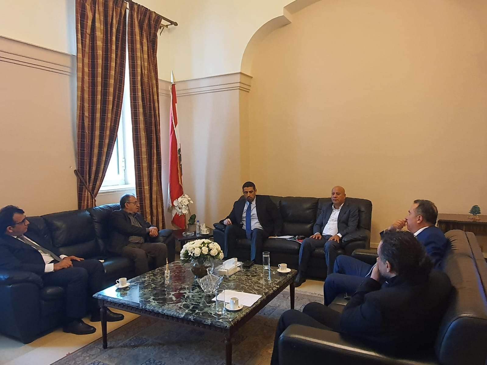 د. ابو هولي يبحث مع رئيس لجنة الحوار اللبناني الفلسطيني ازمة الأونروا المالية وتعزيز التشاور في قضايا اللاجئين  2.jpg