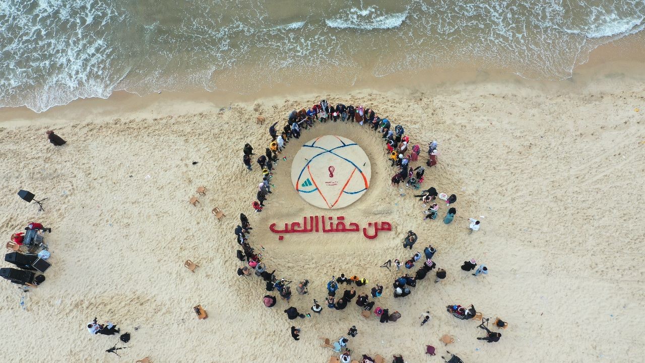 تدشن منحوتة رملية لأطفال غزة الجرحى على شاطئ البحر.jpeg