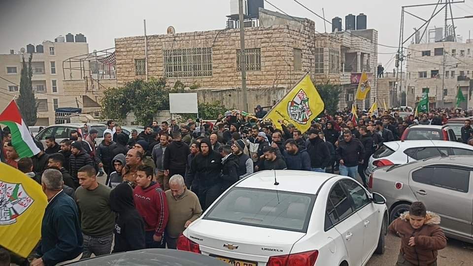 تشييع جثمان مفيد اخليل في بيت أمر   2.jpg