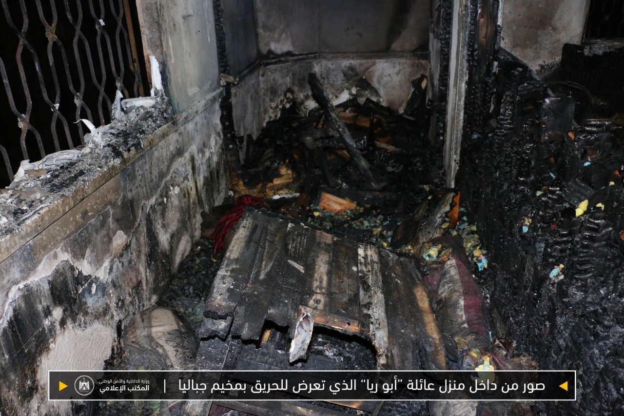 صور من داخل منزل عائلة أبو ريا الذي تعرض للحريق مساء الخميس الماضي بمعسكر جباليا شمال قطاع غزة 7.jpg